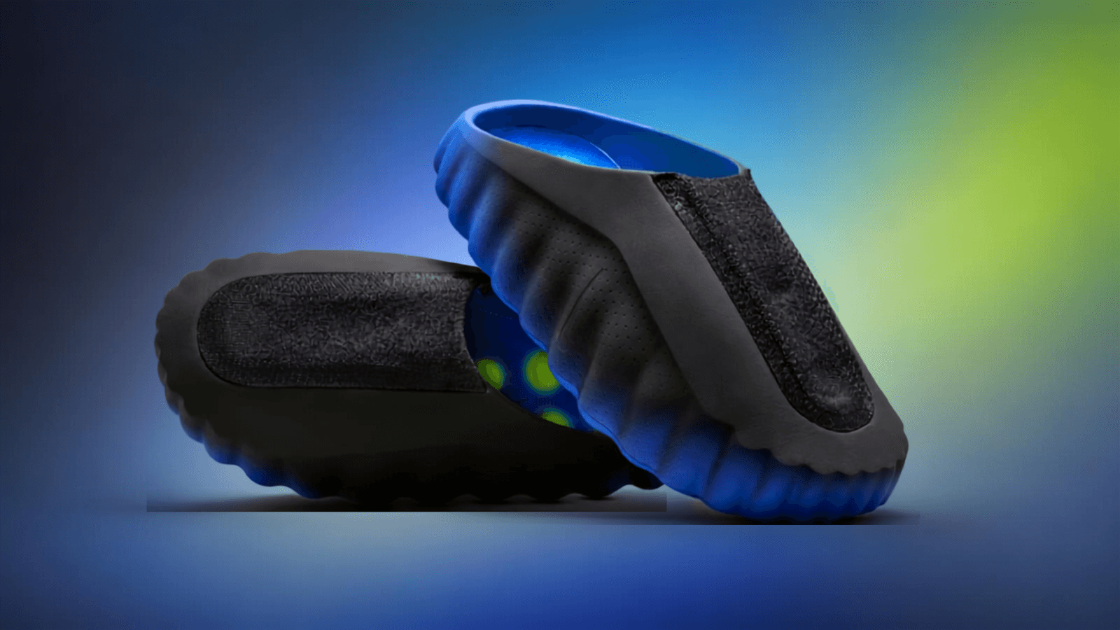 Nike Mind 001 Flyknit colorazione Hyper Royal, vista laterale su fondo neutro