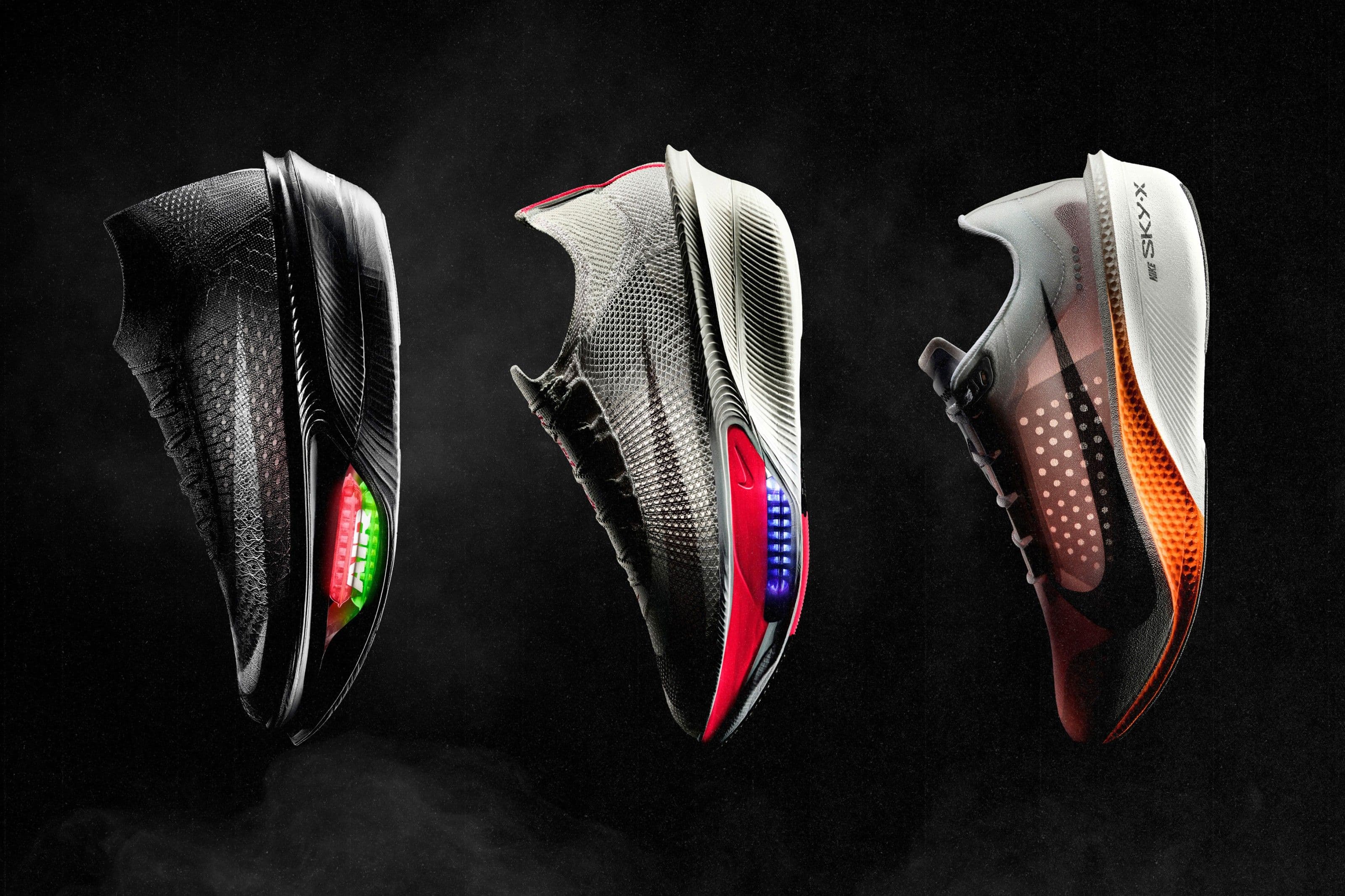 Tre scarpe da corsa tecniche su superficie grigia opaca, illuminazione laterale, stile editoriale sportivo