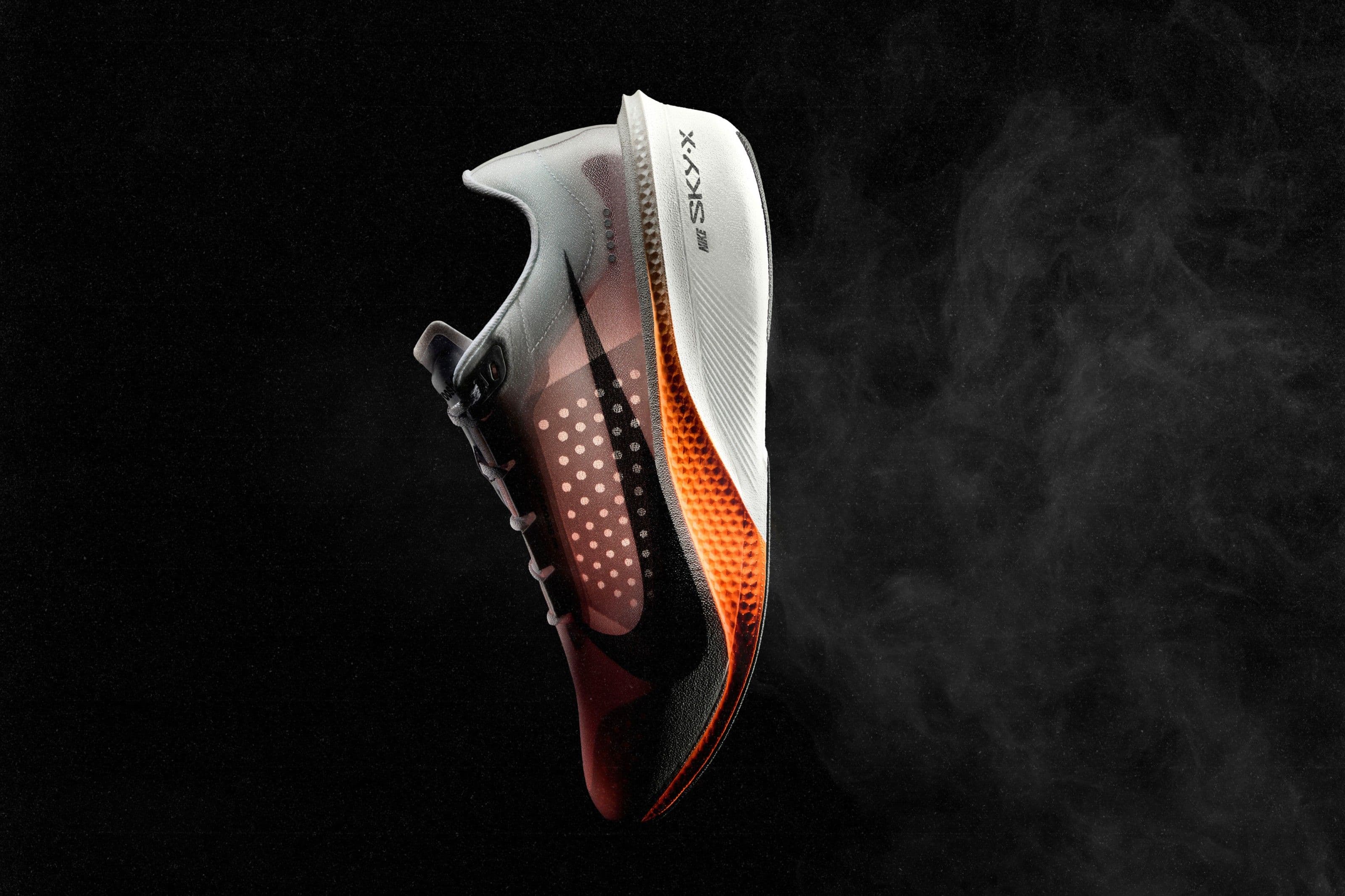 Nike Swooshfly super shoe da corsa con upper traslucido e suola in schiuma reattiva su sfondo neutro da studio