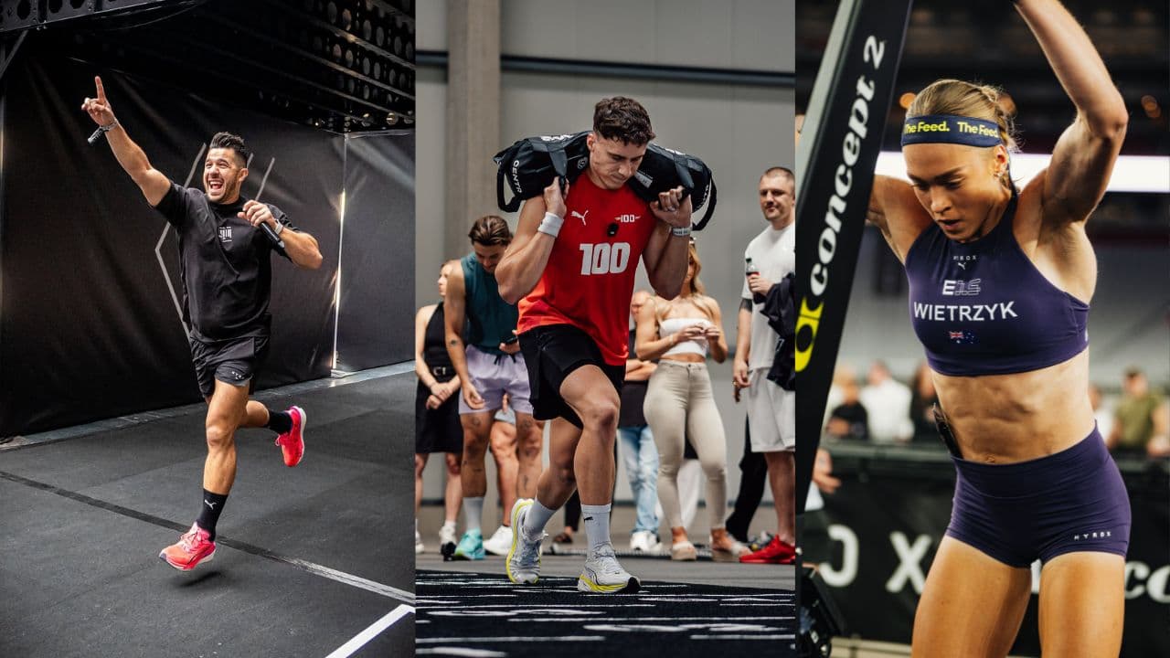 Atleta in gara durante una competizione di fitness ibrido, stazione di spinta con slitte su pavimento industriale, atmosfera intensa e competitiva